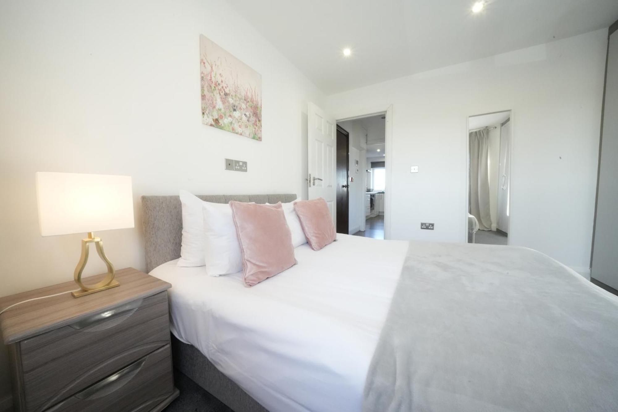 Hatton Apartments Heathrow Airport- Free Parking-Free Underground To And From Heathrow Airport Hatton Cross See Picture-See London Fast Hatton Cross To Central London 30Min Exteriör bild