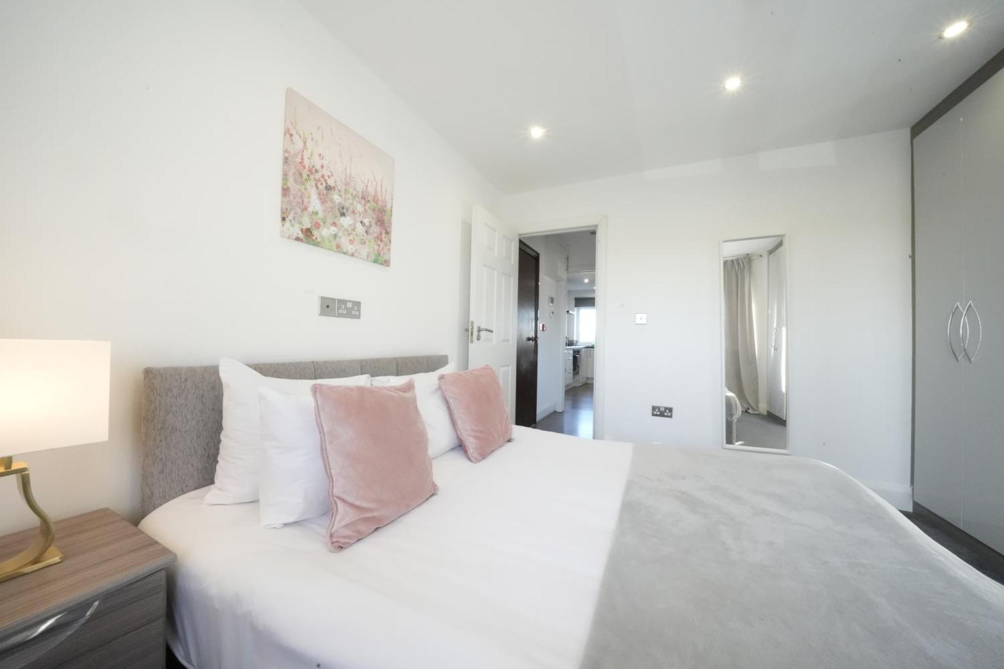 Hatton Apartments Heathrow Airport- Free Parking-Free Underground To And From Heathrow Airport Hatton Cross See Picture-See London Fast Hatton Cross To Central London 30Min Exteriör bild