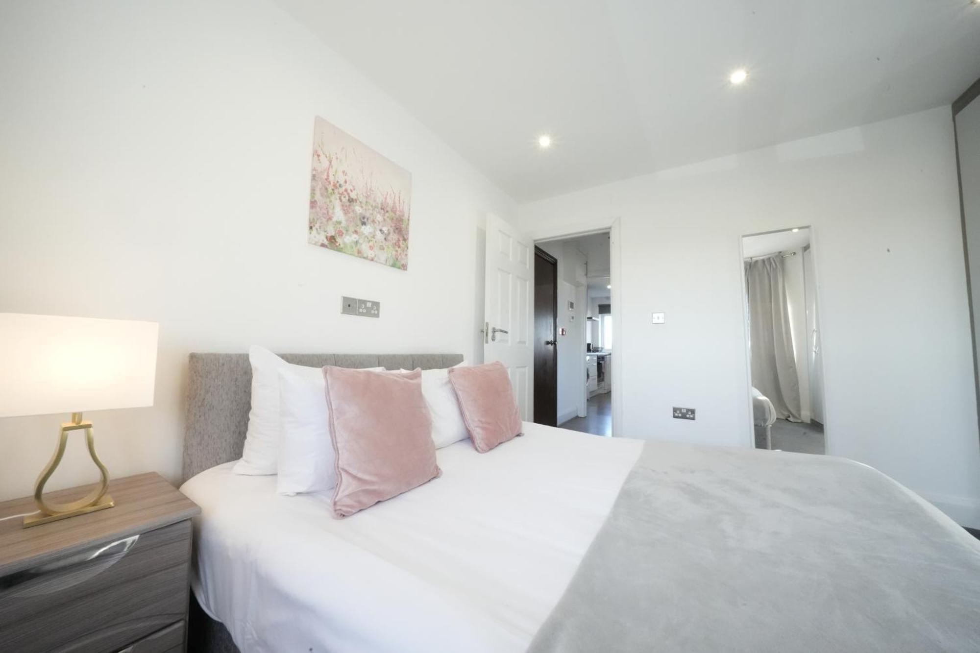 Hatton Apartments Heathrow Airport- Free Parking-Free Underground To And From Heathrow Airport Hatton Cross See Picture-See London Fast Hatton Cross To Central London 30Min Exteriör bild