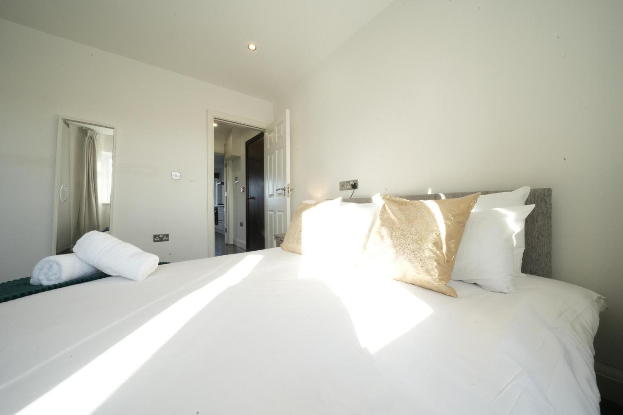 Hatton Apartments Heathrow Airport- Free Parking-Free Underground To And From Heathrow Airport Hatton Cross See Picture-See London Fast Hatton Cross To Central London 30Min Exteriör bild