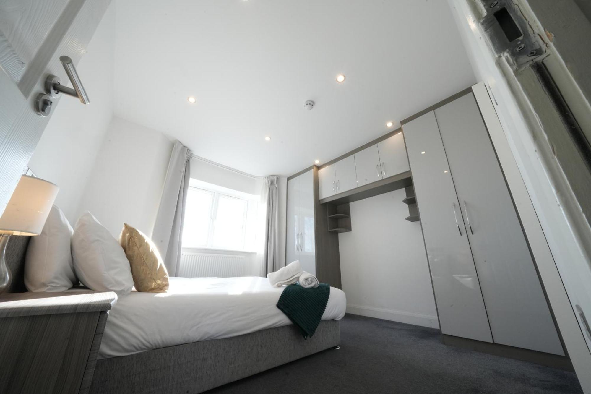 Hatton Apartments Heathrow Airport- Free Parking-Free Underground To And From Heathrow Airport Hatton Cross See Picture-See London Fast Hatton Cross To Central London 30Min Exteriör bild