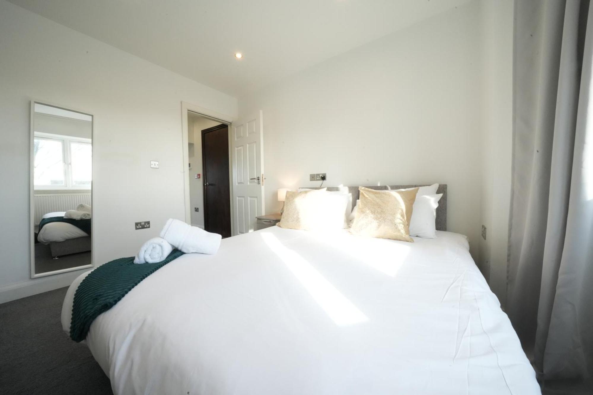 Hatton Apartments Heathrow Airport- Free Parking-Free Underground To And From Heathrow Airport Hatton Cross See Picture-See London Fast Hatton Cross To Central London 30Min Exteriör bild