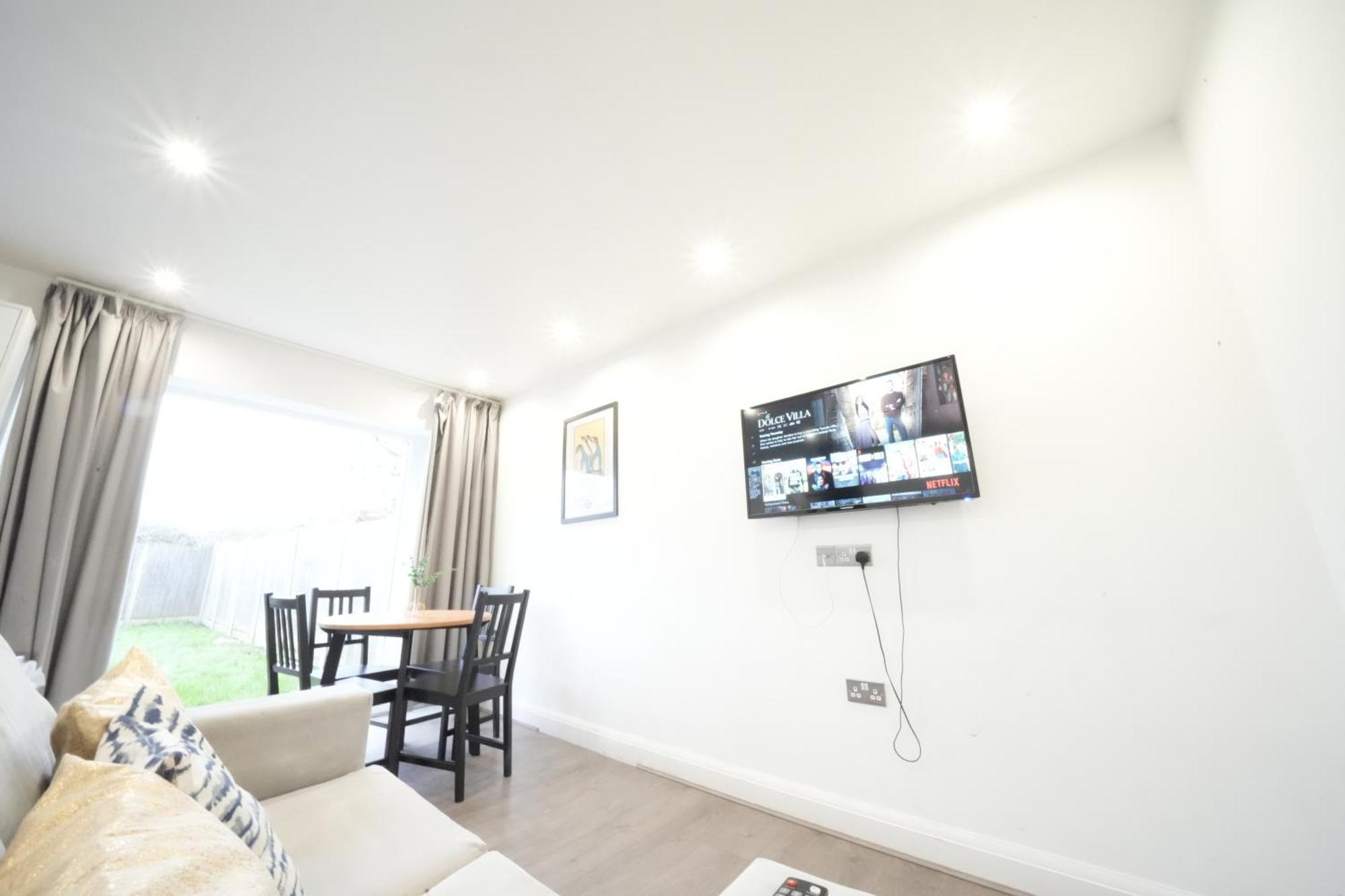 Hatton Apartments Heathrow Airport- Free Parking-Free Underground To And From Heathrow Airport Hatton Cross See Picture-See London Fast Hatton Cross To Central London 30Min Exteriör bild